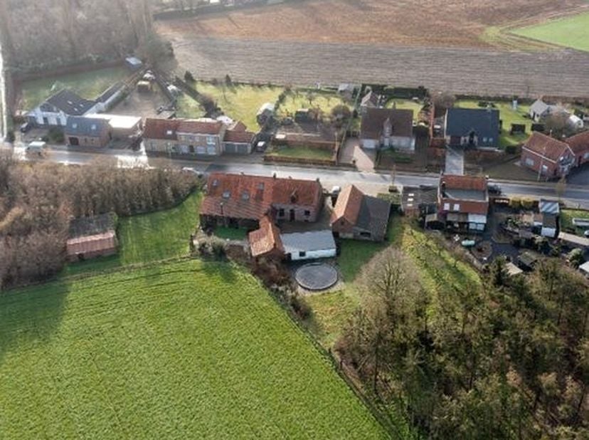 Authentieke hoeve met bijgebouwen, bosje en stal – wonen én werken in harmonie met de natuur&lt;br /&gt;
Op zoek naar een plek waar karakter, ruimte en rust